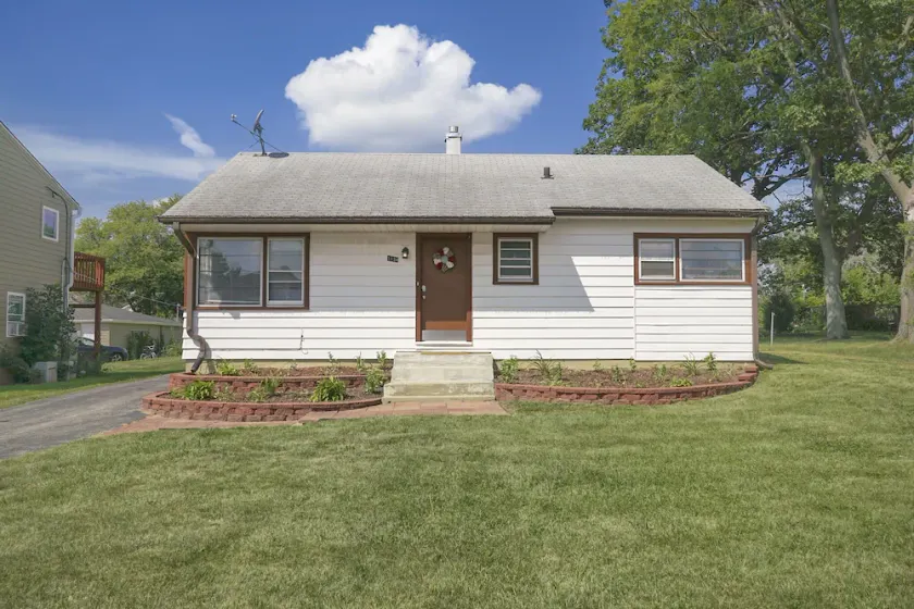 PROMO 10% MONTHLY DISCOUNT!\nComfy Home w Access to Major Roads/Hwys, Huge Yard - Image 1
