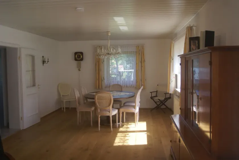 Casa de férias com 4 quartos e jardim em um local bonito - Image 1