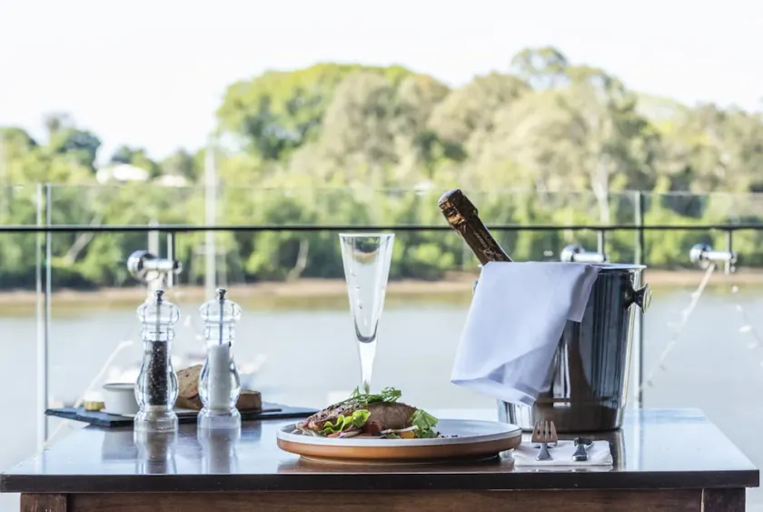 Burnett Riverside Hotel - Image 1