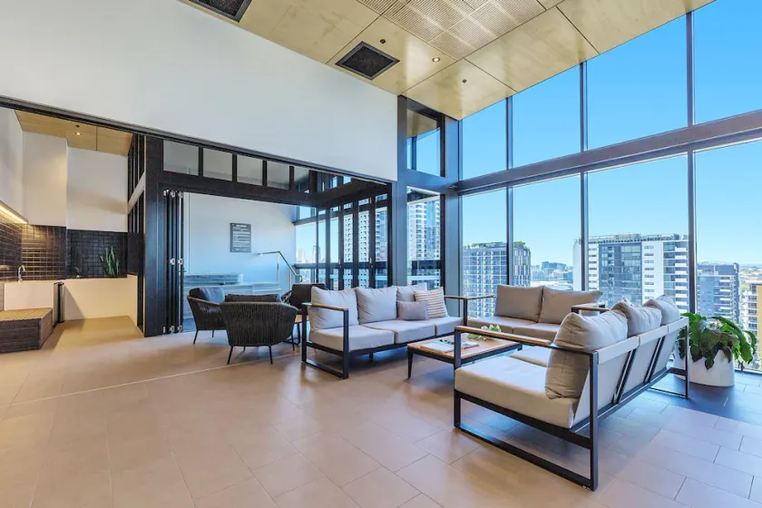 KOZYGURU SOUTH BRISBANE KOZY 1BED APT + FREE PARKING QSB001 - Image 1