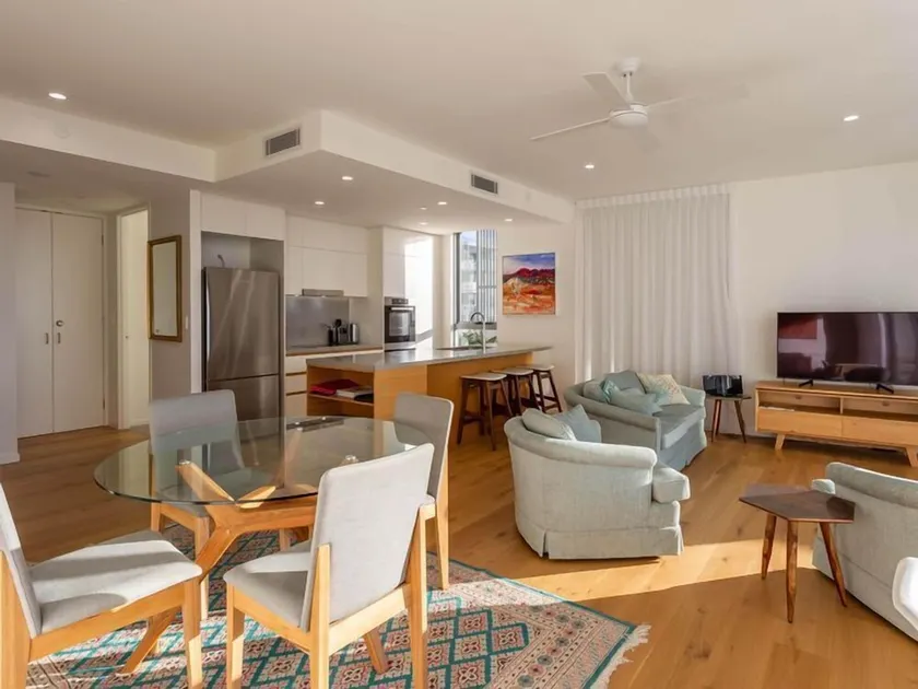 Immaculately presented spacious & light filled unit perfect for your getaway - Image 1
