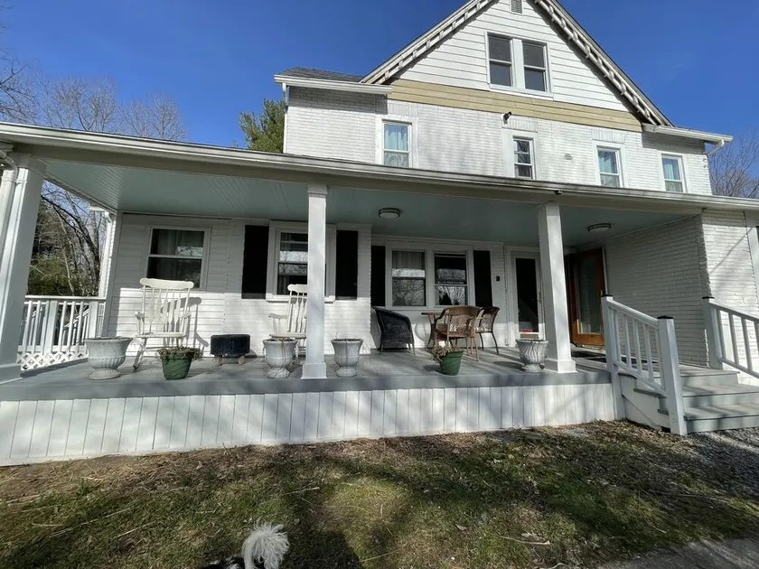 Beautiful 7 Bedroom home on family farm, perfect for a large group - Image 1