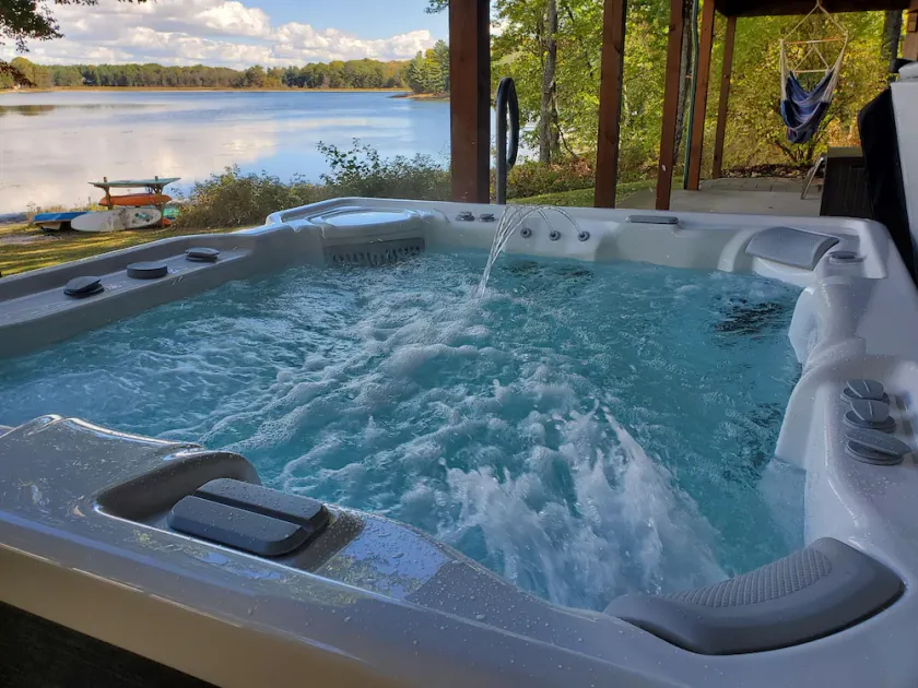 Tranquil Lakefront Log Cabin with Breathtaking Views. - Image 1