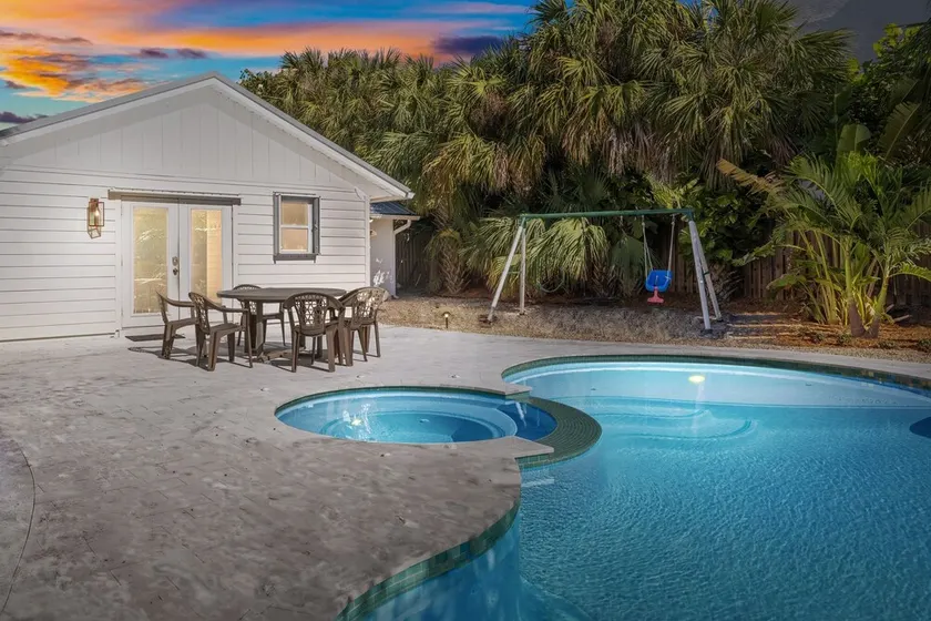 Steps To Private Beach - East of A1A -Dog Friendly - Image 1
