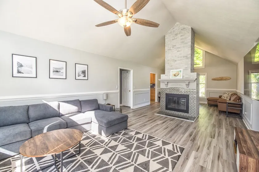 Stylish 3 bedroom home 10 minutes from beach - Image 1