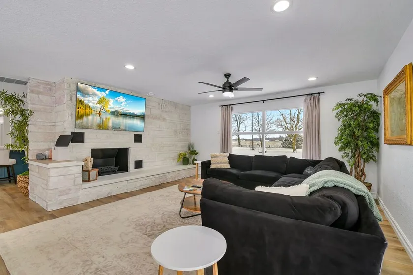 Lake and marina 5 minutes away Large family friendly Cozy home with country feel - Image 1