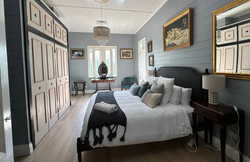 Tranquil Retreat: Charming Country Homestead on 12 Acres, 6km to Byron Bay - Image 1