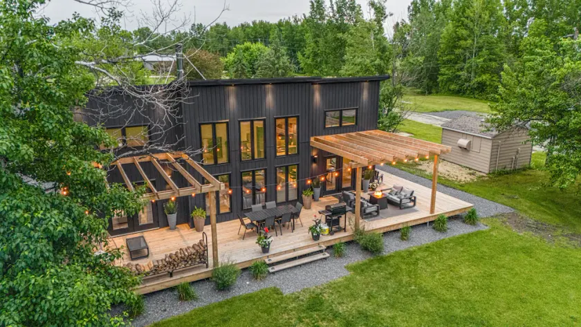 Luxury Cabin on the Creek, with sauna, in Lac Du Bonnet, Manitoba (sleeps 8) - Image 1