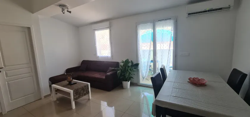 Pleasant town house - Image 1