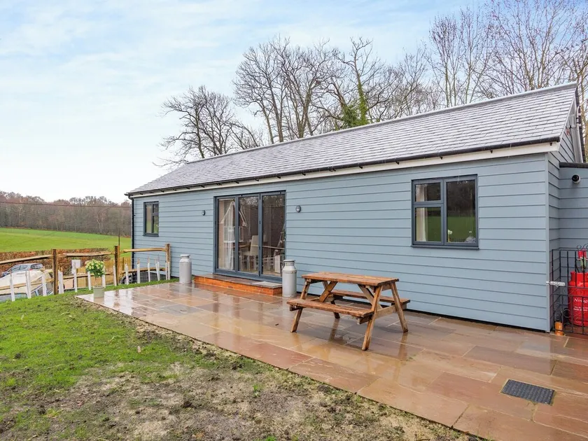 2 bedroom accommodation in Matfield - Image 1