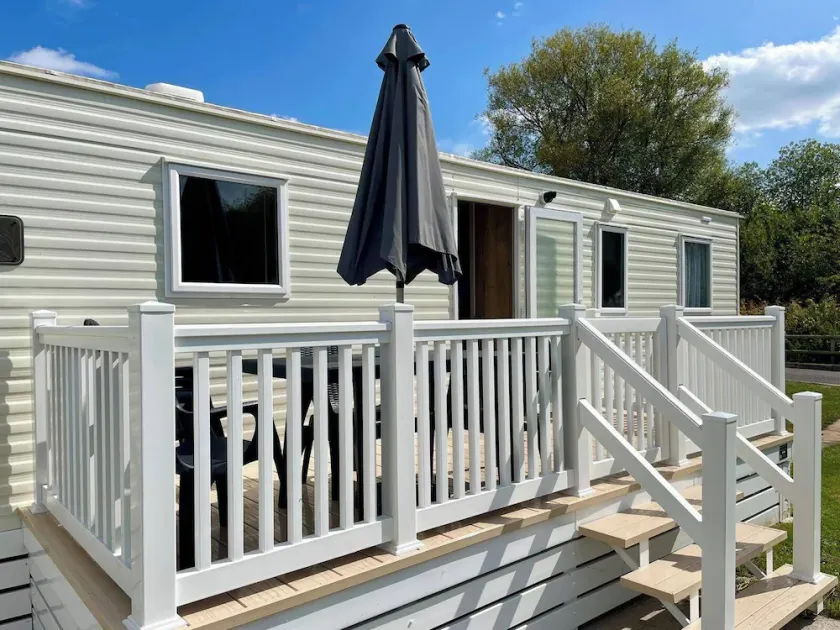 Cosy 3 Bed Lodge in Hoburne, Cotswolds - Image 1