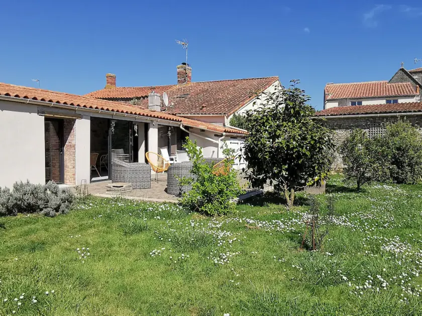 Maison en pierres avec jardin, 7 km des plages, 6 pers, 3 chambres - Le Bernard - Image 1