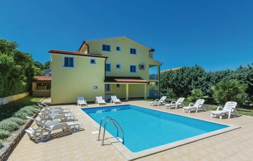 Vacker lägenhet i Porec med pool - Image 1