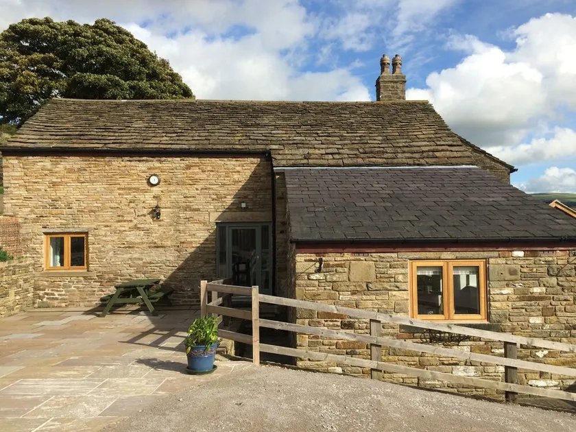 High Peak converted barn with private garden and stunning views - Image 1