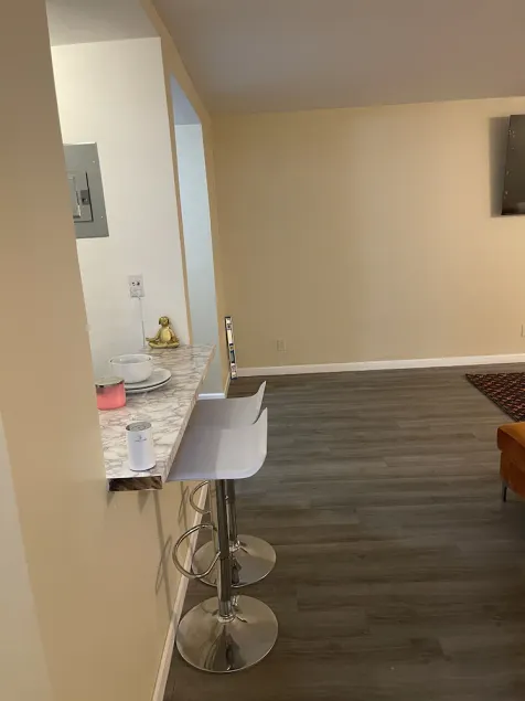 GORGEOUS 1/1 CONDO - Image 1