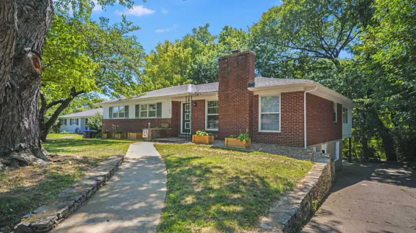 Spacious 5-Bedroom Retreat for 12 in Serene Neighborhood Near Louisville's Best Attractions - Image 1