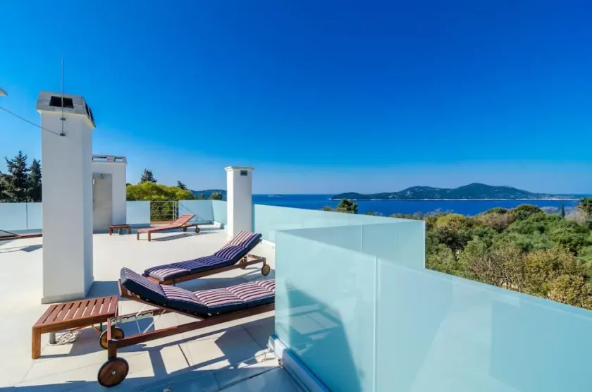 Spacieux appartement de vacances entièrement équipé avec barbecue et terrasse | Vue sur l'eau - Image 1