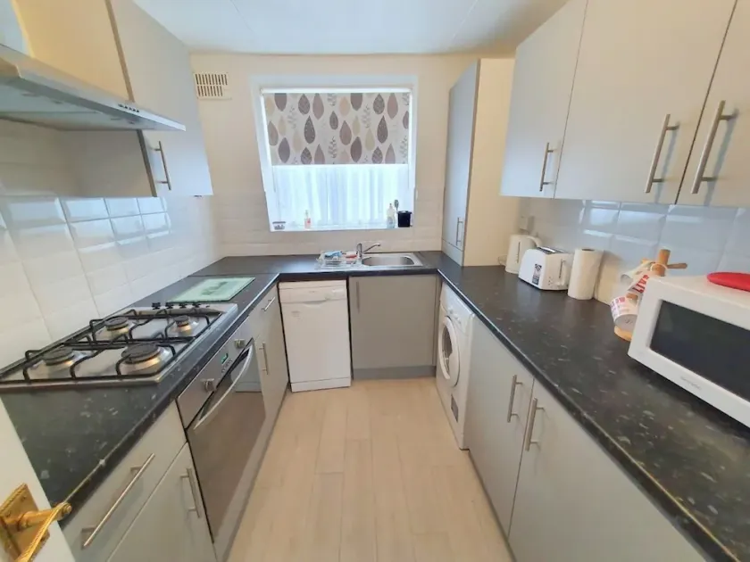 2-bed Flat With Superfast Wi-fi DW Lettings 9WW - Image 1