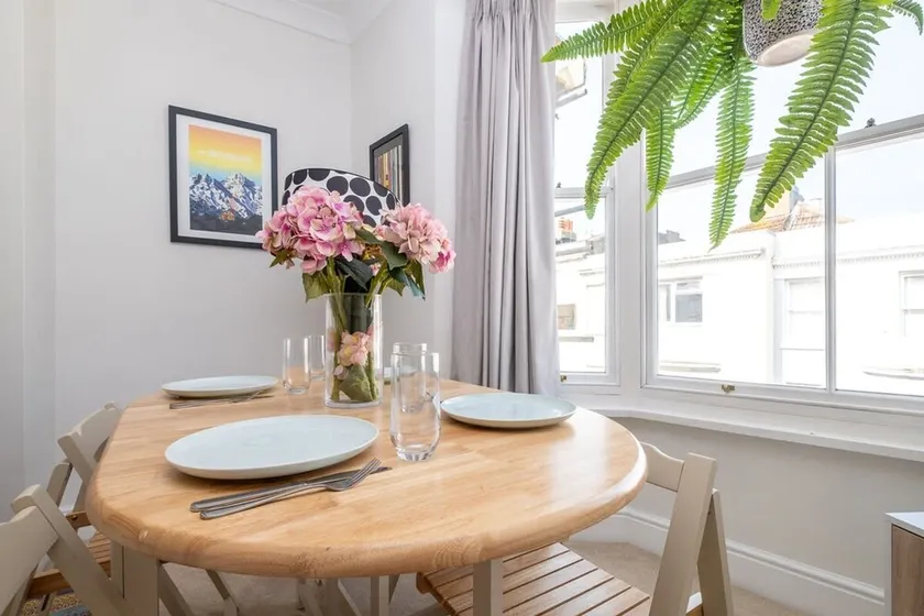 Host & Stay - Guildford Apartment - Image 1
