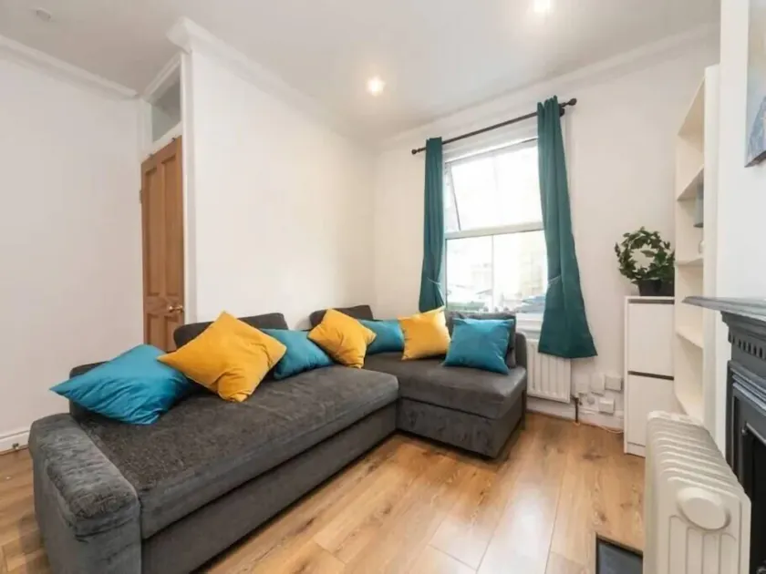 Charming Period Home near Surbiton with Garden - Image 1