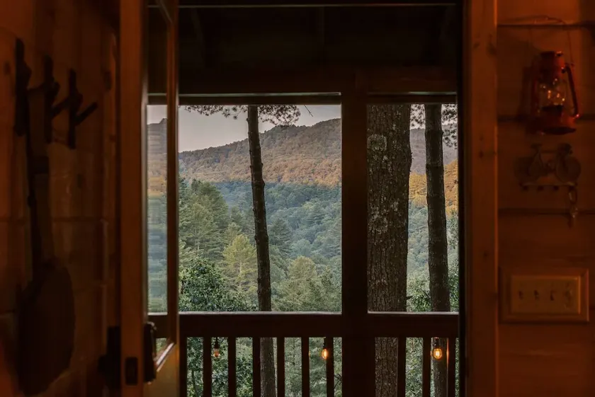 Secluded 4WD Getaway with Mountain Views and Hot Tub - Image 1