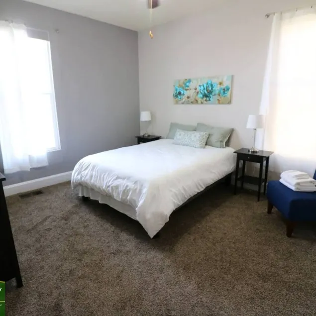 Near Downtown Free Parking Great Location! - Image 1