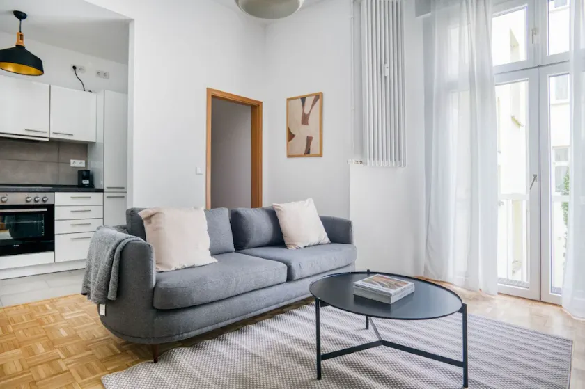 Classic Neukölln 1BR nr Schillerkiez, by Blueground - Image 1