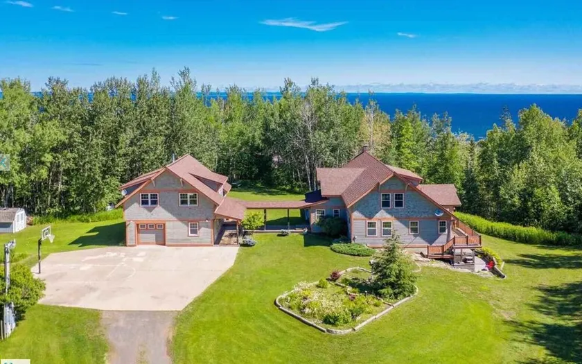 Timber Frame House overlooking Lake Superior, 20 miles from downtown Duluth - Image 1