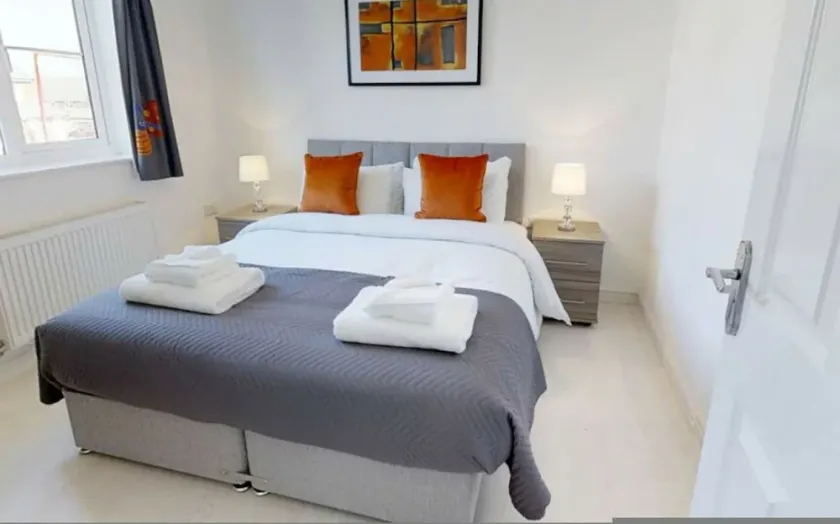 StayZo Cole Green Lane Accommodation- FREE Parking - Image 1