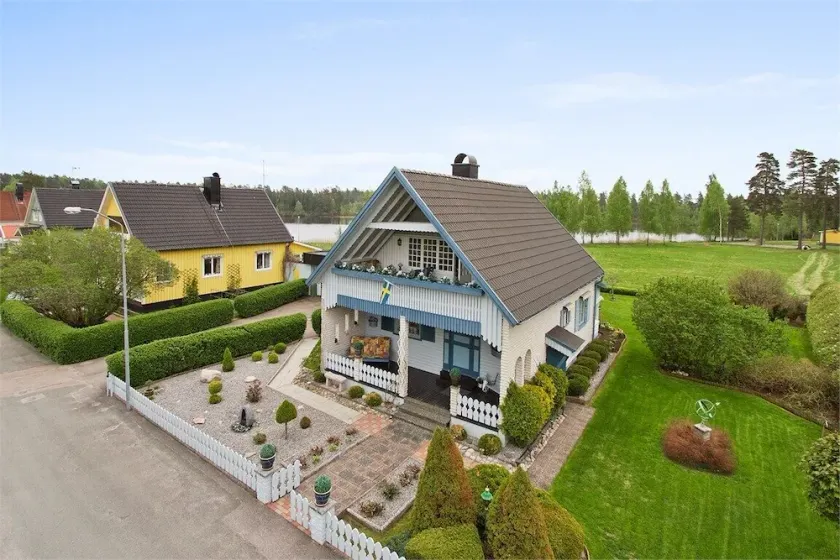 Schönes Ferienhaus für 8 Personen mit 5 Schlafzimmern zwischen 2 Seen. - Image 1