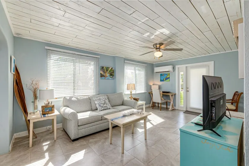 Beautiful downtown Melbourne Beach renovated apartment one block from the beach! - Image 1