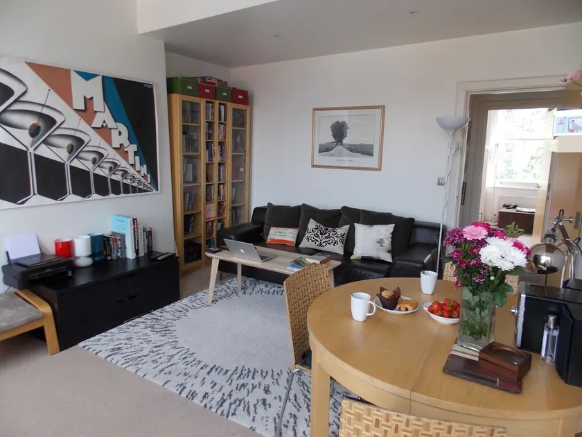 Bright flat close to Kentish Town station. Fully equipped Quiet rd off high st - Image 1