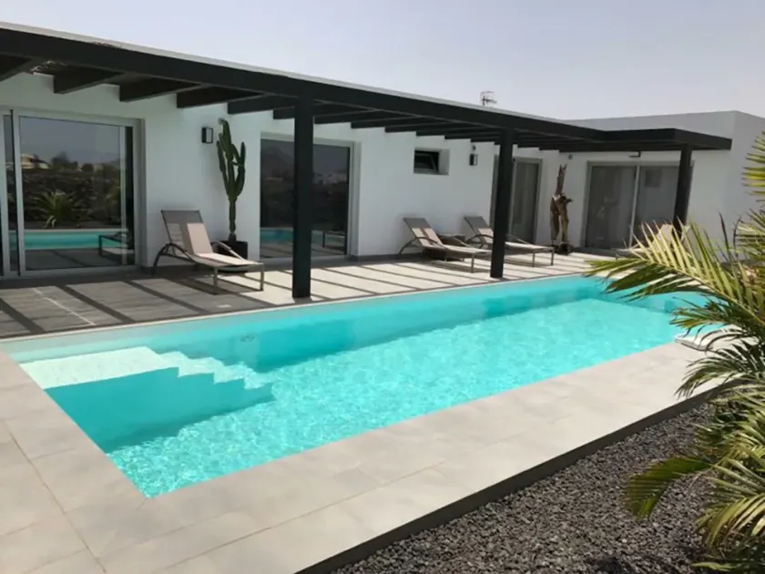 NEU Villa Luna Lajares Zentrum beheizter Pool WiFi 6pers Blick Vulkane 1000m2 - Image 1