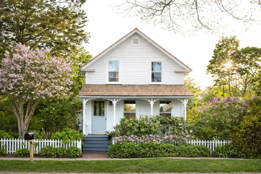 Sag Harbor Village Chic with water views - Image 1