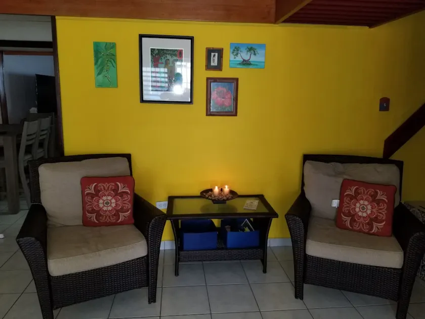 Spacious 3 Bedroom Condo steps from beach - Image 1