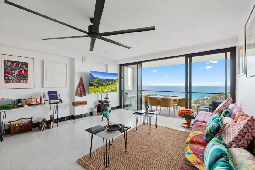 Bright Tamarama 2-Bed with Balcony Water View - Image 1