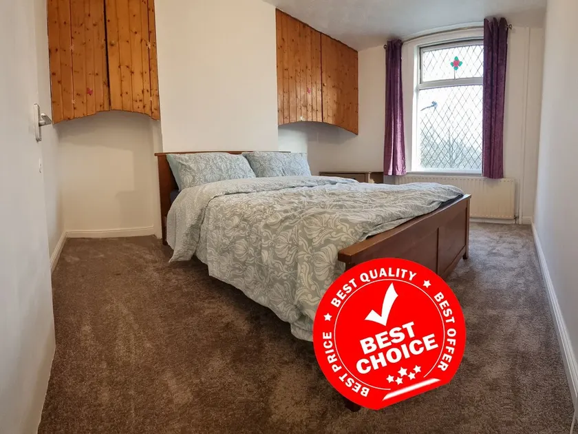 3 Bedroom House in Central Rochdale cul-de-sac Free Parking & Fast Wi-Fi - Image 1