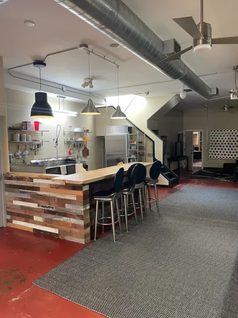 Downtown historic industrial loft, dog-friendly, sleeps 15+ - Image 1