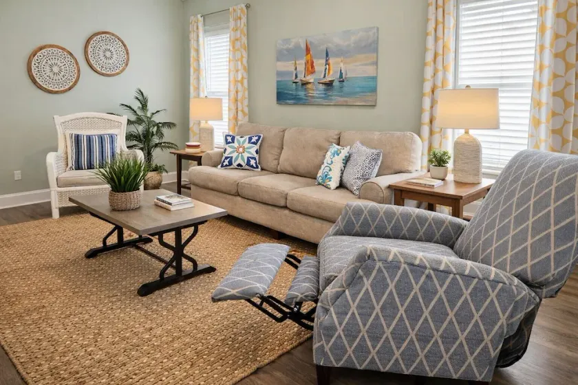 King Bed & RECLINER! Sleeps 8, Close to Moody AFB/Freedom Park & Pet Friendly! - Image 1