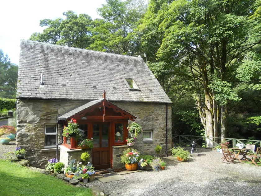 Barn Cottage, beautifully located by the Falls of Dochart - Image 1