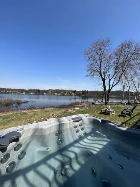 Peaceful & Private Lakefront House on Shelp Lake, hot tub is open year round - Image 1