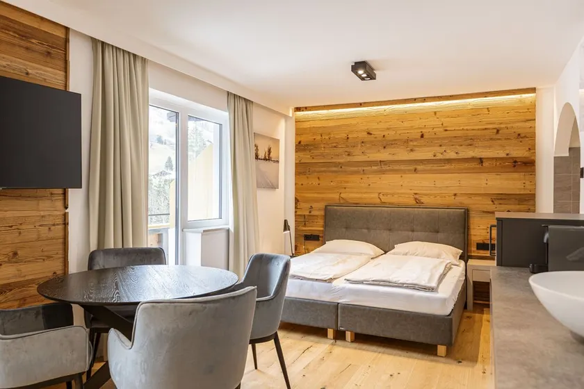 Suite for up to 4 people & wellness area - Image 1