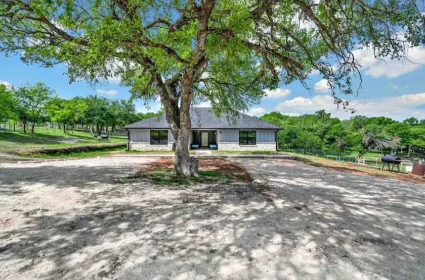 Enjoy the country views! Unit A - Image 1