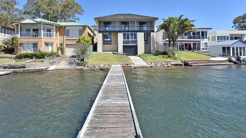 Silverwater Serenity Shores Absolute Waterfront On The Lake - Image 1