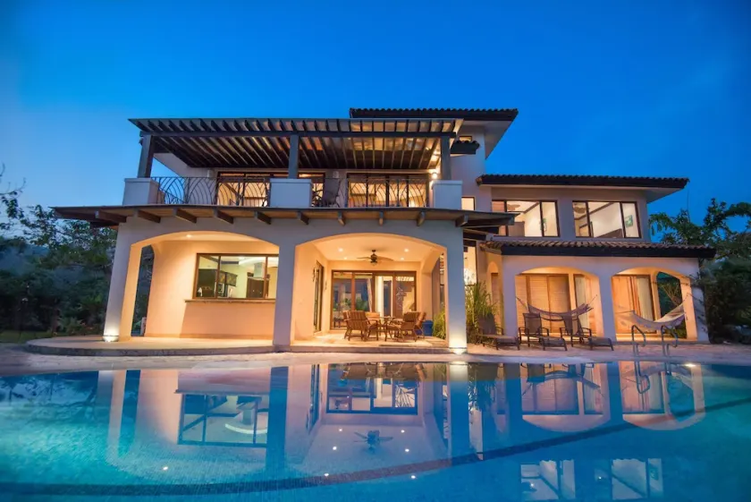 Luxury 5 bedroom house, 40-foot saltwater pool, 10 minute walk to beach - Image 1