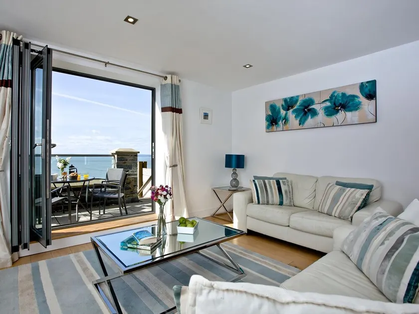 Spectacular views from an exceptional apartment near the beach. - Image 1