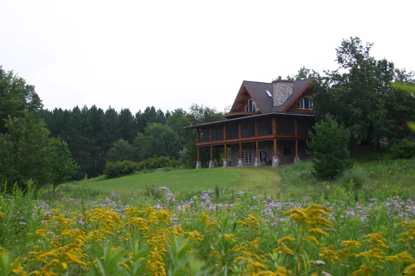 Premium log home on 600+ private wooded acres with private lake and waterfront - Image 1