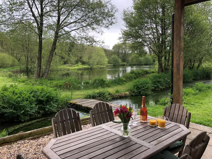 The Fishing Lodge - propriété exclusive au bord du lac avec pêche privée disponible. - Image 1