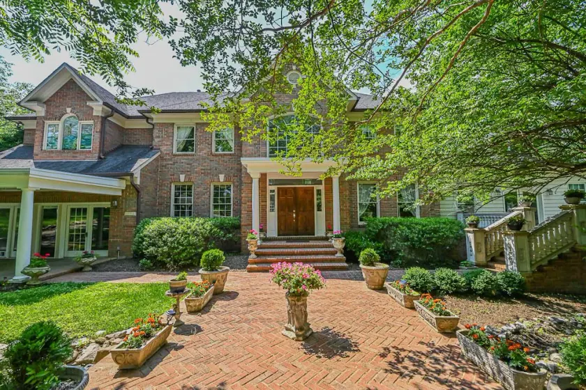 Secluded mansion on 2 acres - Image 1