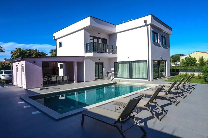 Villa Jacky in Poreč for 8 people with private pool just 900 meters from sea - Image 1
